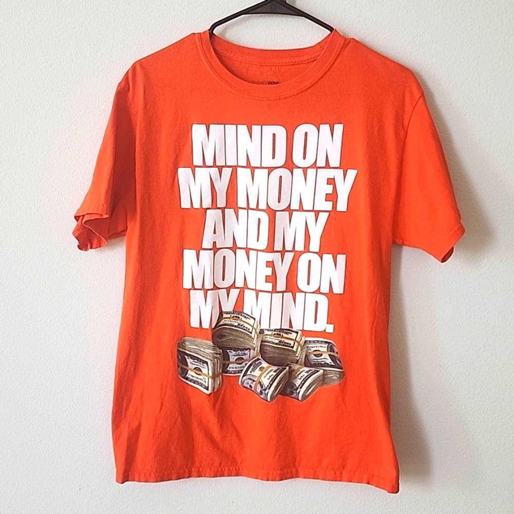 Mens lightly worn graphic short sleeve tshirt
